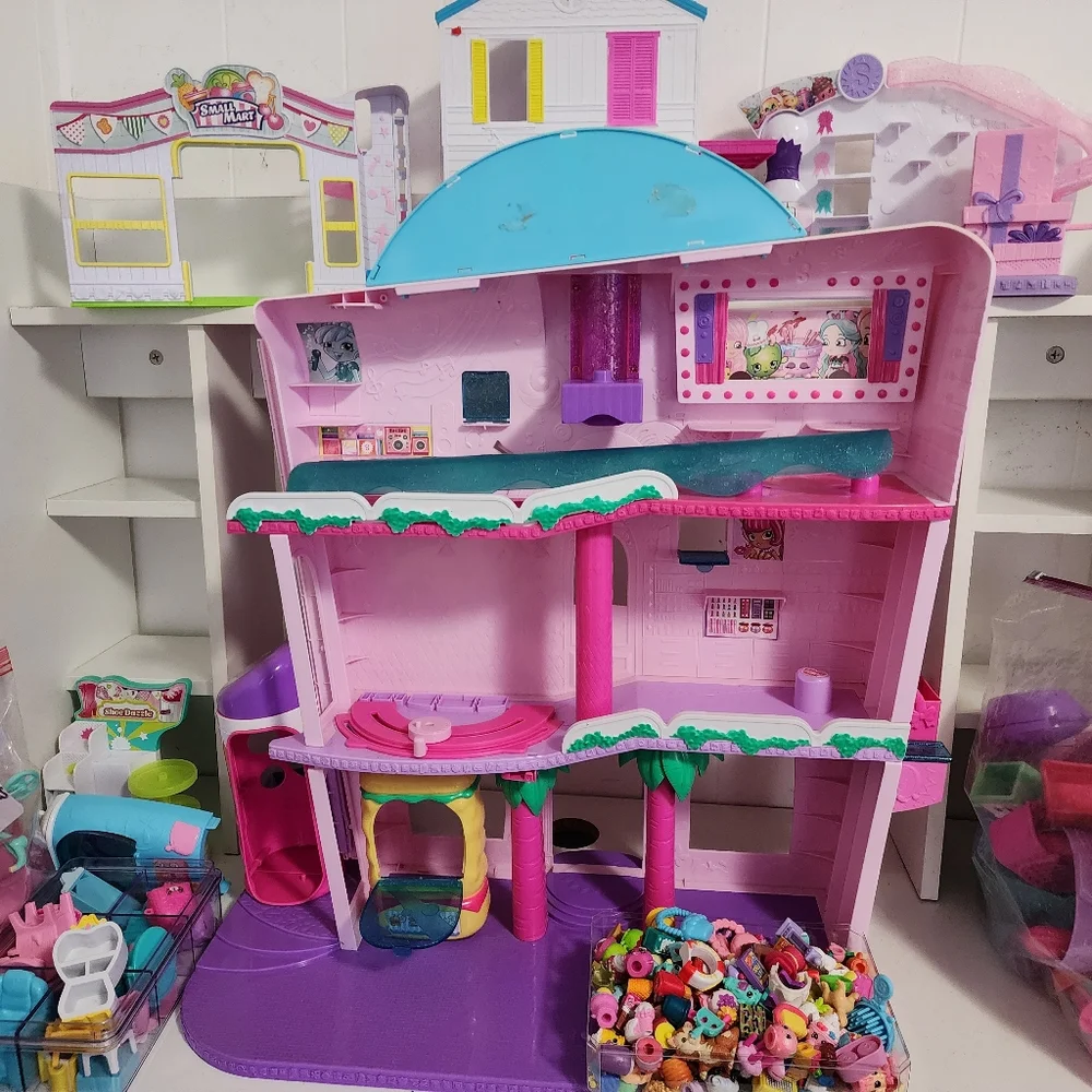 Shopkins Shopville Super Mall Playset with Huge Lot of Accessories - Picture 2 of 16
